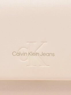 CALVIN KLEIN CK JEANS SCULPTED TAG Borsetta A Tracolla -Guess Vendita calvin klein ck jeans sculpted tag borsetta a tracolla ballet 8720107631137 3