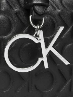 CALVIN KLEIN MUST EMBOSSED MONOGRAM Borsa Shopper A Spalla -Guess Vendita calvin klein must embossed monogram borsa shopper a spalla ckblack 8719856982874 3