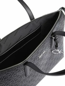 CALVIN KLEIN MUST EMBOSSED MONOGRAM Borsa Shopper A Spalla -Guess Vendita calvin klein must embossed monogram borsa shopper a spalla ckblack 8719856982874 4