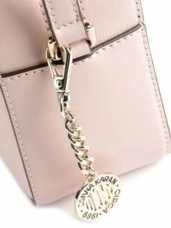 DKNY BRYANT MIni Camera Bag In Pelle Con Tracolla -Guess Vendita dkny bryant mini camera bag in pelle con tracolla lotus 755404990364 3