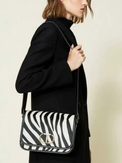 TWINSET Borsa A Tracolla In Pelle Stampa Zebra 8 TWINSET Borsa A Tracolla In Pelle Stampa Zebra -Guess Vendita twinset borsa a tracolla in pelle stampa zebra furry zebra neve nero 8051735891663 2