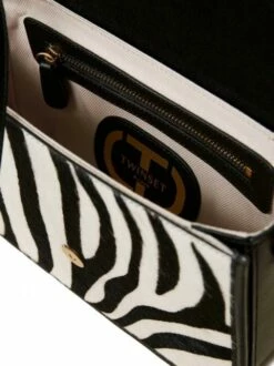 TWINSET Borsa A Tracolla In Pelle Stampa Zebra 9 TWINSET Borsa A Tracolla In Pelle Stampa Zebra -Guess Vendita twinset borsa a tracolla in pelle stampa zebra furry zebra neve nero 8051735891663 3